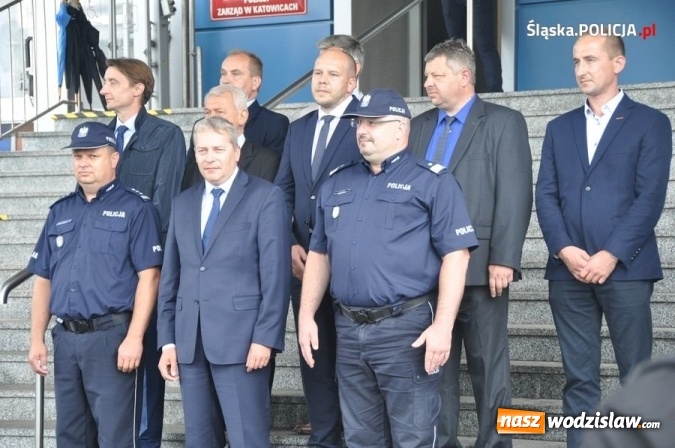 Zdjęcie w galerii na portalu naszwodzislaw.com: Wodzisławska policja otrzymała dwie toyoty z napędem hybrydowym wiadomości z regionu