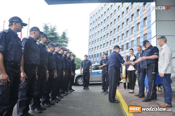 Zdjęcie w galerii na portalu naszwodzislaw.com: Wodzisławska policja otrzymała dwie toyoty z napędem hybrydowym wiadomości z regionu
