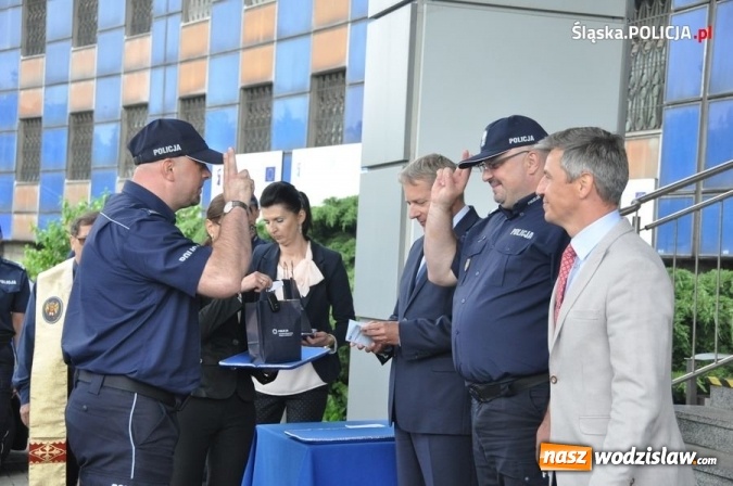 Zdjęcie w galerii na portalu naszwodzislaw.com: Wodzisławska policja otrzymała dwie toyoty z napędem hybrydowym wiadomości z regionu