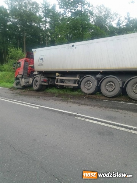 Zdjęcie w galerii na portalu naszwodzislaw.com: Wypadek pomiędzy Rogowem a Czyżowicami! Czołowe zderzenie tira i osobówki wiadomości z regionu