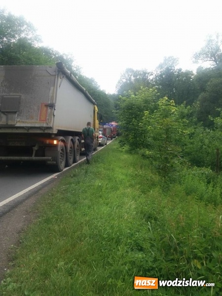 Zdjęcie w galerii na portalu naszwodzislaw.com: Wypadek pomiędzy Rogowem a Czyżowicami! Czołowe zderzenie tira i osobówki wiadomości z regionu