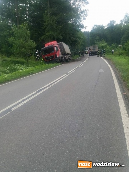 Zdjęcie w galerii na portalu naszwodzislaw.com: Wypadek pomiędzy Rogowem a Czyżowicami! Czołowe zderzenie tira i osobówki wiadomości z regionu