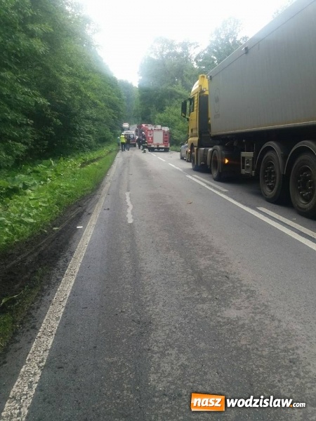 Zdjęcie w galerii na portalu naszwodzislaw.com: Wypadek pomiędzy Rogowem a Czyżowicami! Czołowe zderzenie tira i osobówki wiadomości z regionu