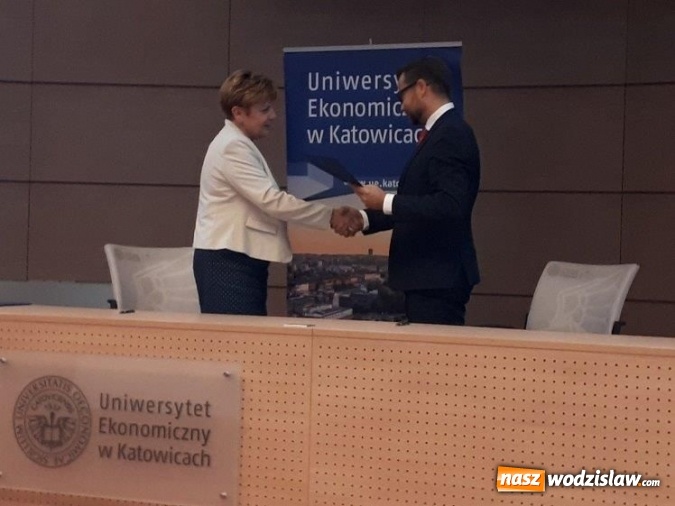Zdjęcie w galerii na portalu naszwodzislaw.com: Umowa Jedynki z Uniwersytetem Ekonomicznym wiadomości z regionu