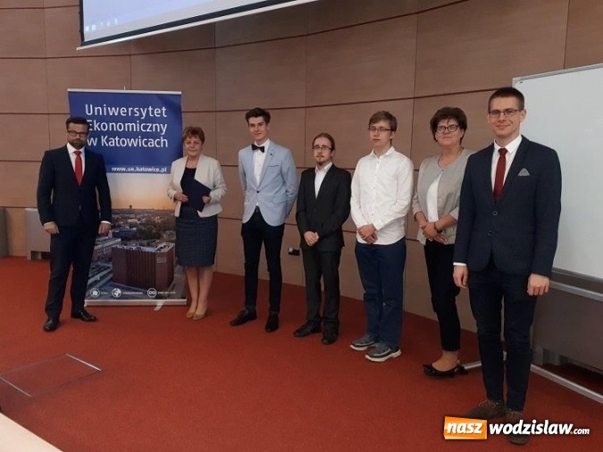 Zdjęcie w galerii na portalu naszwodzislaw.com: Umowa Jedynki z Uniwersytetem Ekonomicznym wiadomości z regionu