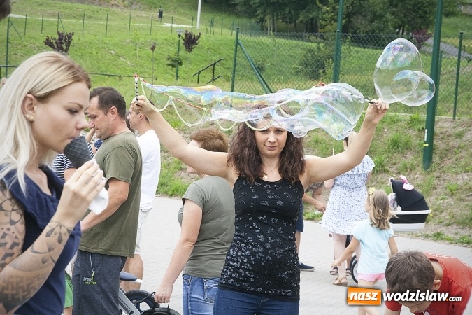Zdjęcie w galerii na portalu naszwodzislaw.com: Bańki mydlane opanowały Rodzinny Park Rozrywki. FOTORELACJA  wiadomości z regionu
