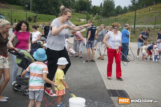 Zdjęcie w galerii na portalu naszwodzislaw.com: Bańki mydlane opanowały Rodzinny Park Rozrywki. FOTORELACJA  wiadomości z regionu