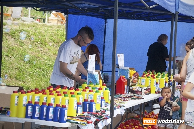 Zdjęcie w galerii na portalu naszwodzislaw.com: Bańki mydlane opanowały Rodzinny Park Rozrywki. FOTORELACJA  wiadomości z regionu