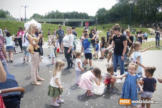 Zdjęcie w galerii na portalu naszwodzislaw.com: Bańki mydlane opanowały Rodzinny Park Rozrywki. FOTORELACJA  wiadomości z regionu