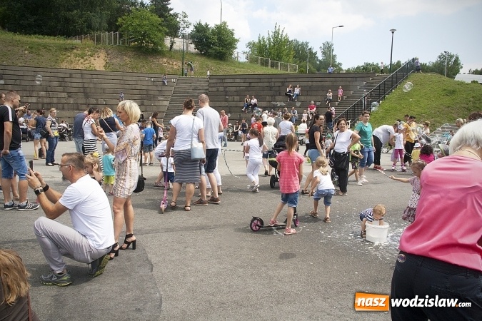 Zdjęcie w galerii na portalu naszwodzislaw.com: Bańki mydlane opanowały Rodzinny Park Rozrywki. FOTORELACJA  wiadomości z regionu