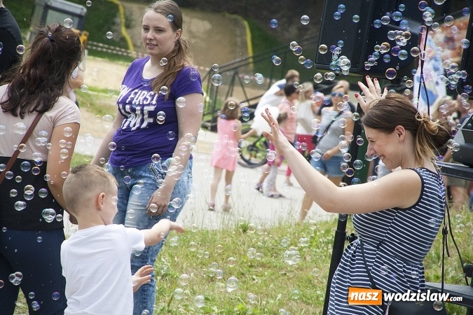 Zdjęcie w galerii na portalu naszwodzislaw.com: Bańki mydlane opanowały Rodzinny Park Rozrywki. FOTORELACJA  wiadomości z regionu