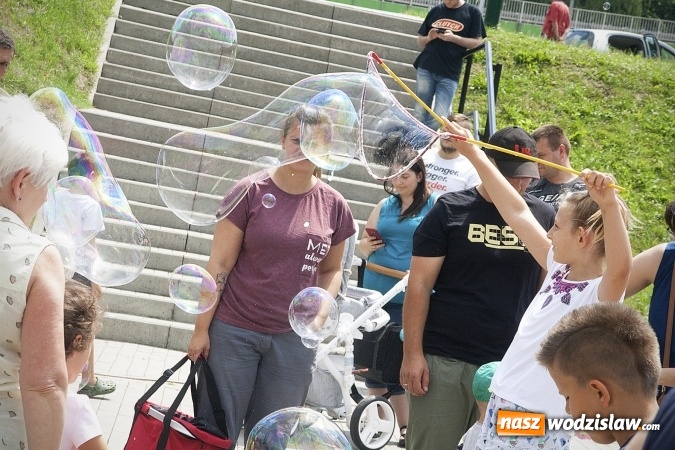 Zdjęcie w galerii na portalu naszwodzislaw.com: Bańki mydlane opanowały Rodzinny Park Rozrywki. FOTORELACJA  wiadomości z regionu