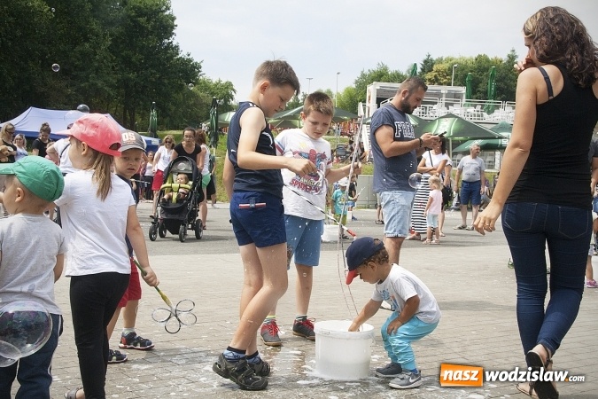 Zdjęcie w galerii na portalu naszwodzislaw.com: Bańki mydlane opanowały Rodzinny Park Rozrywki. FOTORELACJA  wiadomości z regionu