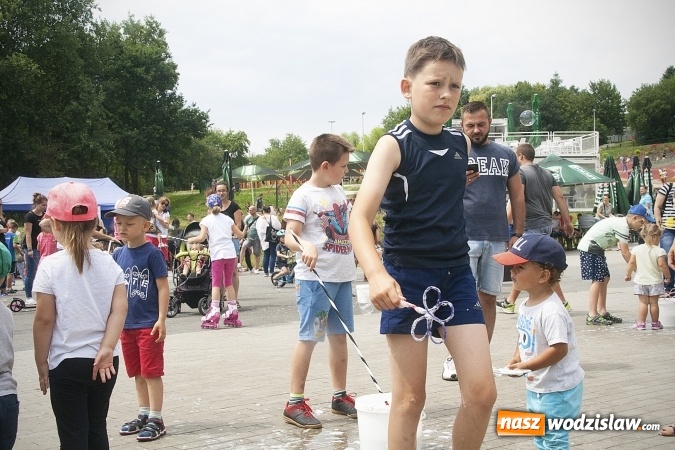 Zdjęcie w galerii na portalu naszwodzislaw.com: Bańki mydlane opanowały Rodzinny Park Rozrywki. FOTORELACJA  wiadomości z regionu