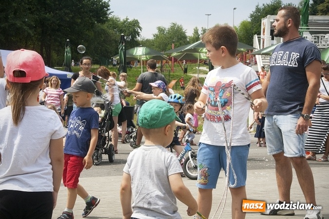 Zdjęcie w galerii na portalu naszwodzislaw.com: Bańki mydlane opanowały Rodzinny Park Rozrywki. FOTORELACJA  wiadomości z regionu