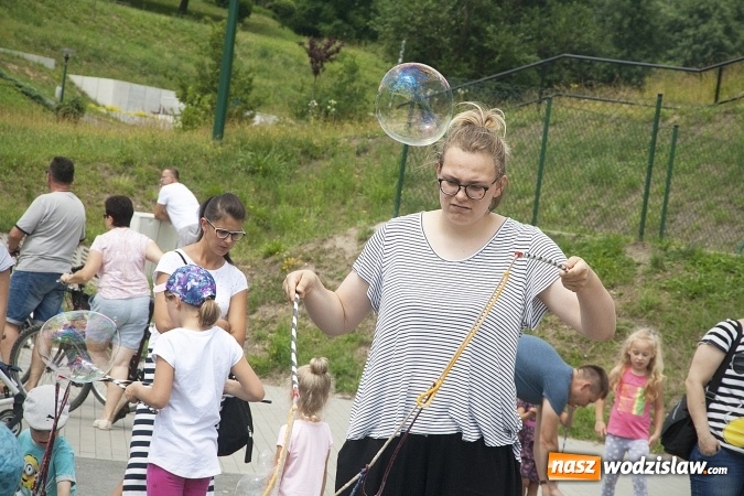 Zdjęcie w galerii na portalu naszwodzislaw.com: Bańki mydlane opanowały Rodzinny Park Rozrywki. FOTORELACJA  wiadomości z regionu
