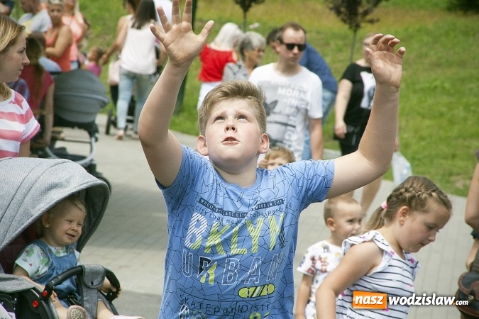 Zdjęcie w galerii na portalu naszwodzislaw.com: Bańki mydlane opanowały Rodzinny Park Rozrywki. FOTORELACJA  wiadomości z regionu