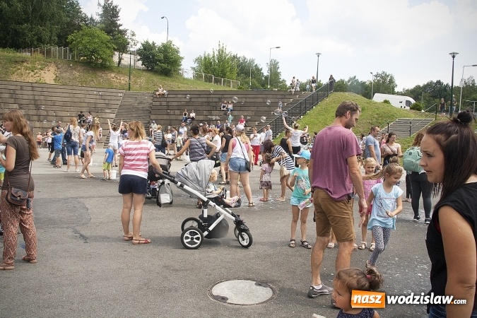 Zdjęcie w galerii na portalu naszwodzislaw.com: Bańki mydlane opanowały Rodzinny Park Rozrywki. FOTORELACJA  wiadomości z regionu