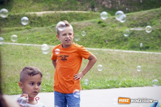 Zdjęcie w galerii na portalu naszwodzislaw.com: Bańki mydlane opanowały Rodzinny Park Rozrywki. FOTORELACJA  wiadomości z regionu