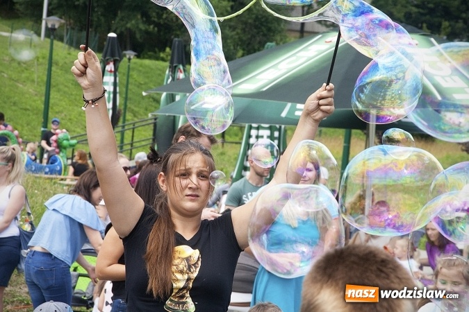 Zdjęcie w galerii na portalu naszwodzislaw.com: Bańki mydlane opanowały Rodzinny Park Rozrywki. FOTORELACJA  wiadomości z regionu