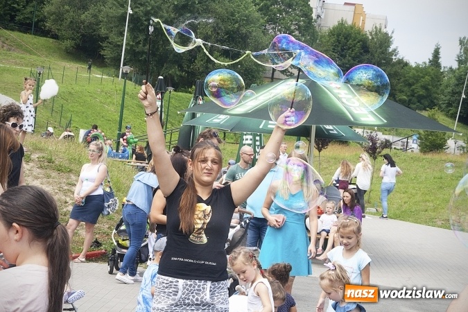 Zdjęcie w galerii na portalu naszwodzislaw.com: Bańki mydlane opanowały Rodzinny Park Rozrywki. FOTORELACJA  wiadomości z regionu