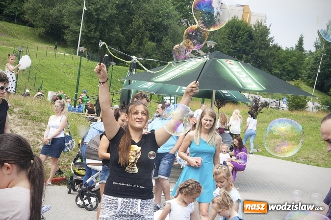 Zdjęcie w galerii na portalu naszwodzislaw.com: Bańki mydlane opanowały Rodzinny Park Rozrywki. FOTORELACJA  wiadomości z regionu