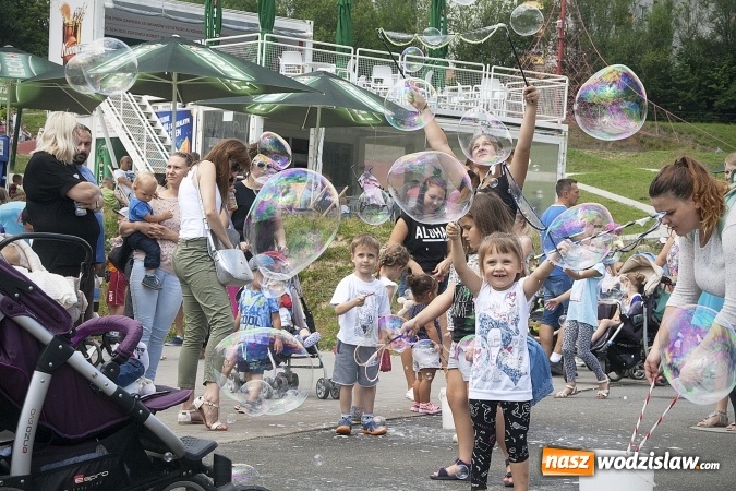 Zdjęcie w galerii na portalu naszwodzislaw.com: Bańki mydlane opanowały Rodzinny Park Rozrywki. FOTORELACJA  wiadomości z regionu