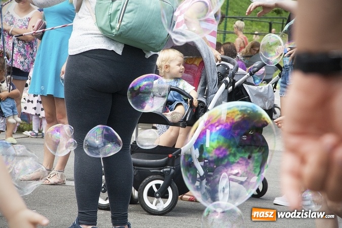 Zdjęcie w galerii na portalu naszwodzislaw.com: Bańki mydlane opanowały Rodzinny Park Rozrywki. FOTORELACJA  wiadomości z regionu