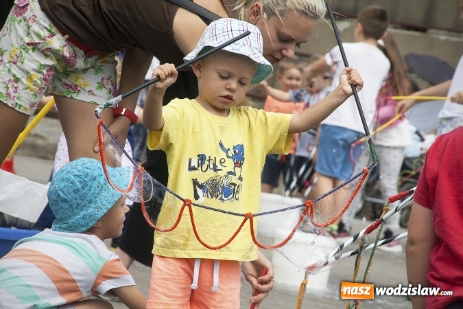 Zdjęcie w galerii na portalu naszwodzislaw.com: Bańki mydlane opanowały Rodzinny Park Rozrywki. FOTORELACJA  wiadomości z regionu