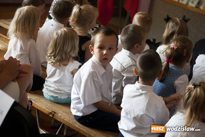 Zdjęcie w galerii na portalu naszwodzislaw.com: Kiedy śmieje się dziecko, śmieje się cały świat. Przedszkole w Syryni świętuje 20 lat! wiadomości z regionu