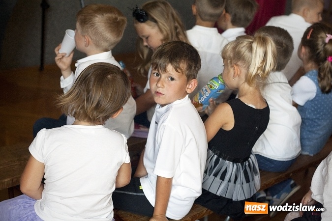 Zdjęcie w galerii na portalu naszwodzislaw.com: Kiedy śmieje się dziecko, śmieje się cały świat. Przedszkole w Syryni świętuje 20 lat! wiadomości z regionu