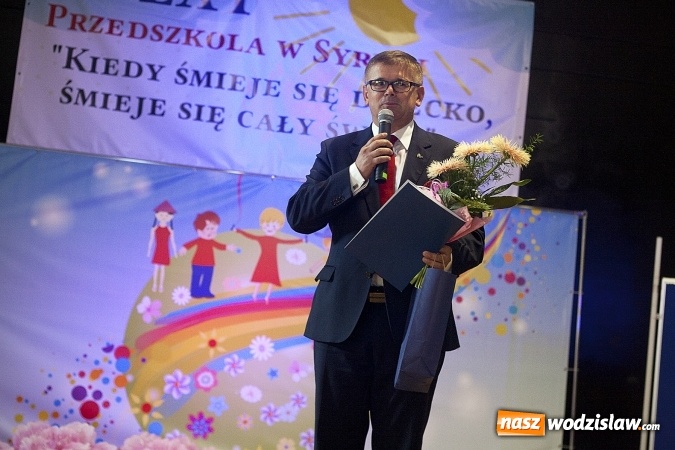 Zdjęcie w galerii na portalu naszwodzislaw.com: Kiedy śmieje się dziecko, śmieje się cały świat. Przedszkole w Syryni świętuje 20 lat! wiadomości z regionu