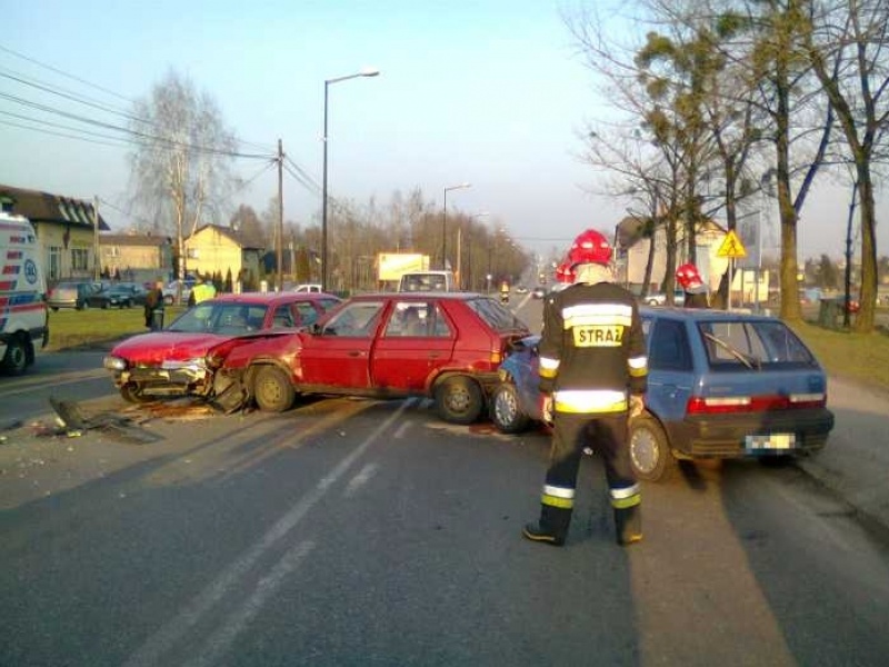 Zdjęcie w galerii na portalu naszwodzislaw.com: Zderzenie trzech samochodów wiadomości z regionu