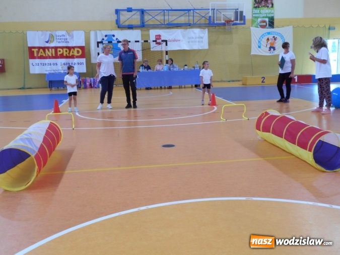Zdjęcie w galerii na portalu naszwodzislaw.com: XXI Sportowa Olimpiada Przedszkolna. Nauka przez zabawę wiadomości z regionu