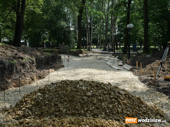 Zdjęcie w galerii na portalu naszwodzislaw.com: Nowe ścieżki w Parku Miejskim: Pierwsza część niemal ukończona  wiadomości z regionu