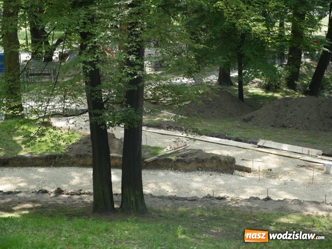 Zdjęcie w galerii na portalu naszwodzislaw.com: Nowe ścieżki w Parku Miejskim: Pierwsza część niemal ukończona  wiadomości z regionu