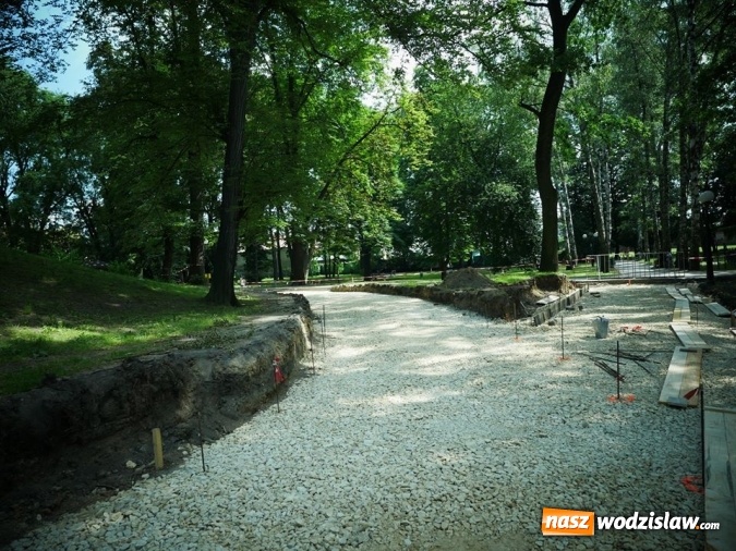 Zdjęcie w galerii na portalu naszwodzislaw.com: Nowe ścieżki w Parku Miejskim: Pierwsza część niemal ukończona  wiadomości z regionu