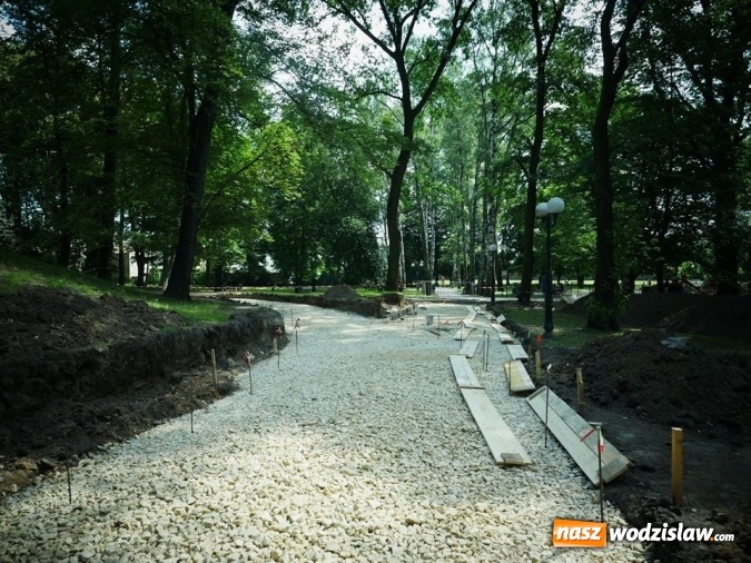 Zdjęcie w galerii na portalu naszwodzislaw.com: Nowe ścieżki w Parku Miejskim: Pierwsza część niemal ukończona  wiadomości z regionu