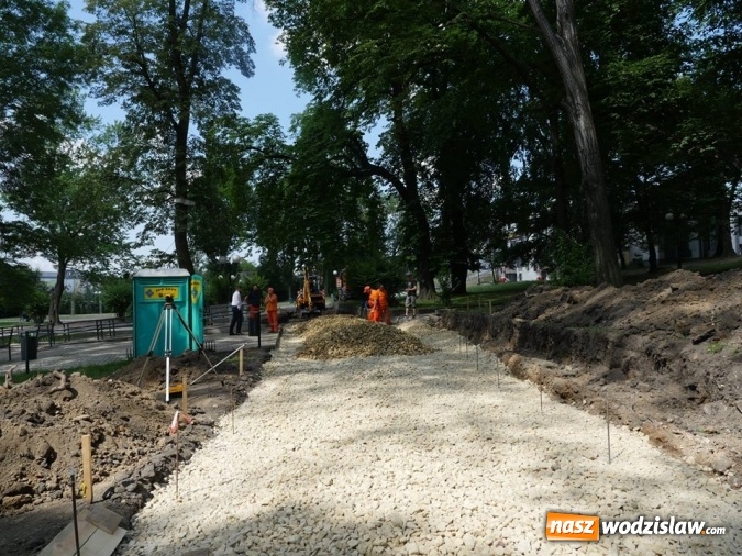 Zdjęcie w galerii na portalu naszwodzislaw.com: Nowe ścieżki w Parku Miejskim: Pierwsza część niemal ukończona  wiadomości z regionu