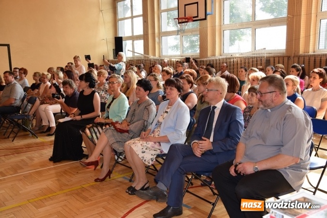 Zdjęcie w galerii na portalu naszwodzislaw.com: Mszana, Gogołowa: 54 uczniów zakończyło edukację  wiadomości z regionu