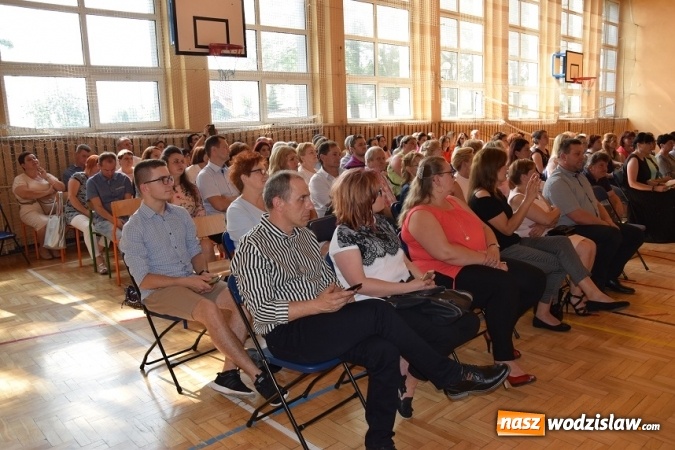 Zdjęcie w galerii na portalu naszwodzislaw.com: Mszana, Gogołowa: 54 uczniów zakończyło edukację  wiadomości z regionu