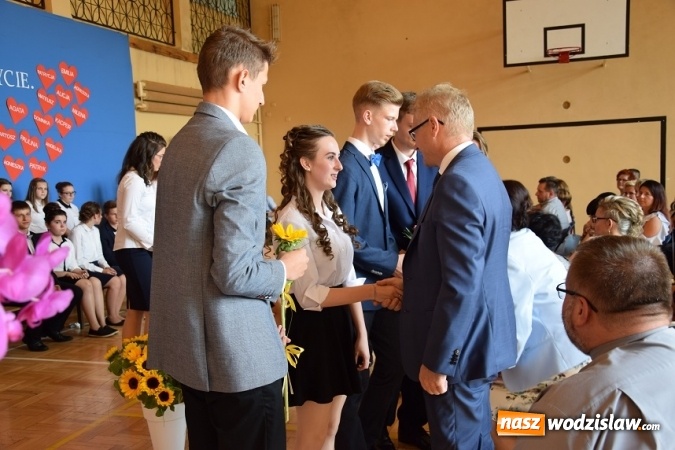 Zdjęcie w galerii na portalu naszwodzislaw.com: Mszana, Gogołowa: 54 uczniów zakończyło edukację  wiadomości z regionu