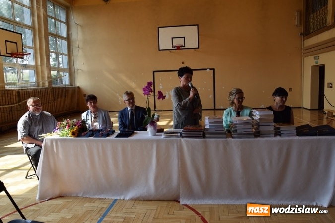 Zdjęcie w galerii na portalu naszwodzislaw.com: Mszana, Gogołowa: 54 uczniów zakończyło edukację  wiadomości z regionu