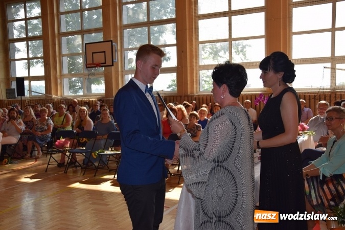Zdjęcie w galerii na portalu naszwodzislaw.com: Mszana, Gogołowa: 54 uczniów zakończyło edukację  wiadomości z regionu