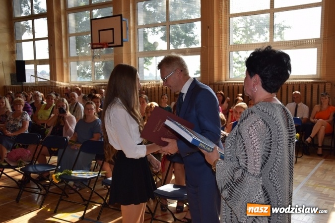 Zdjęcie w galerii na portalu naszwodzislaw.com: Mszana, Gogołowa: 54 uczniów zakończyło edukację  wiadomości z regionu
