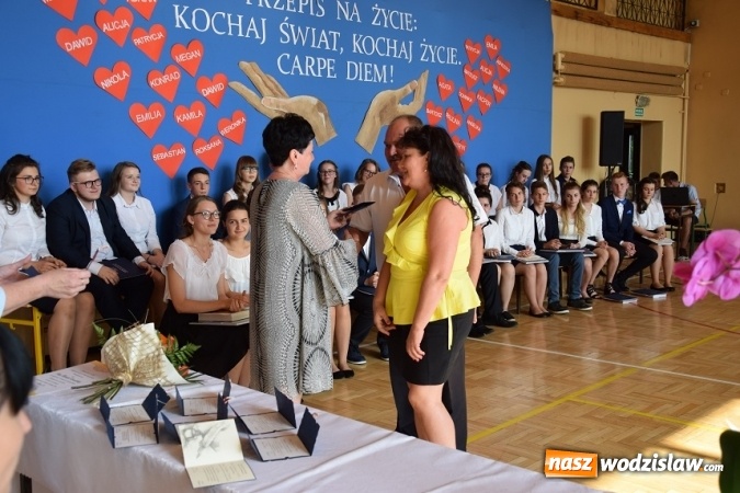 Zdjęcie w galerii na portalu naszwodzislaw.com: Mszana, Gogołowa: 54 uczniów zakończyło edukację  wiadomości z regionu