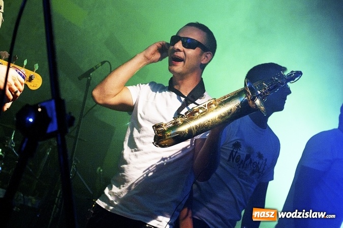 Zdjęcie w galerii na portalu naszwodzislaw.com: Mimo chłodu, atmosfera była gorąca! W Olzie powitano wakacje. Na scenie Tabu i Koniec Świata wiadomości z regionu