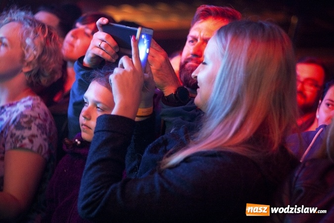 Zdjęcie w galerii na portalu naszwodzislaw.com: Mimo chłodu, atmosfera była gorąca! W Olzie powitano wakacje. Na scenie Tabu i Koniec Świata wiadomości z regionu