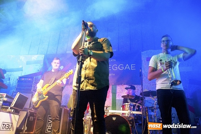 Zdjęcie w galerii na portalu naszwodzislaw.com: Mimo chłodu, atmosfera była gorąca! W Olzie powitano wakacje. Na scenie Tabu i Koniec Świata wiadomości z regionu