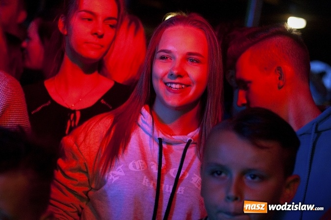 Zdjęcie w galerii na portalu naszwodzislaw.com: Mimo chłodu, atmosfera była gorąca! W Olzie powitano wakacje. Na scenie Tabu i Koniec Świata wiadomości z regionu